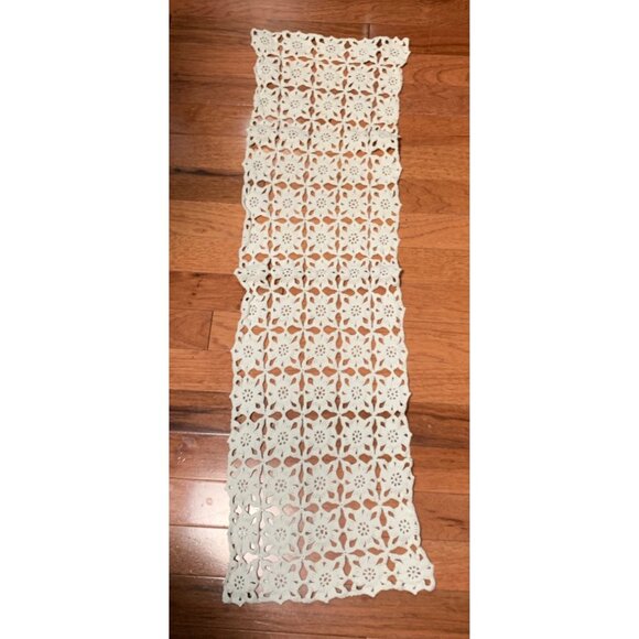 Handmade Cream Crochet Lace Table Runner 34"x10" Floral Pattern Cotton Home - Picture 1 of 7